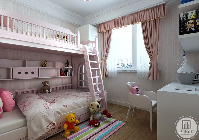 女孩卧室床分为两层，采用粉色为主的颜色装饰，一侧的书桌使用白色木质收纳柜。