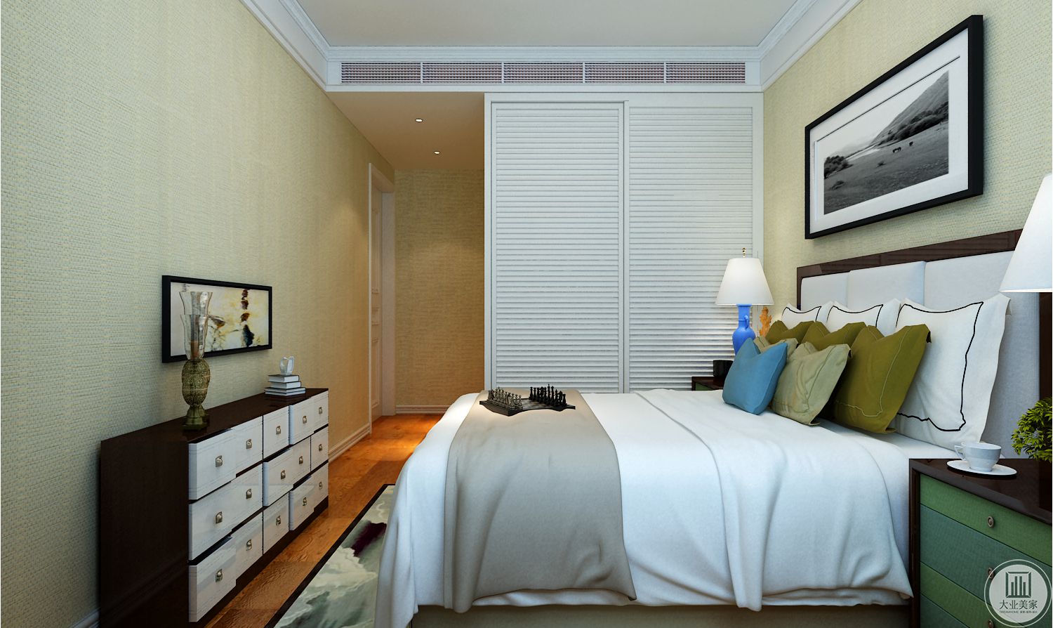 客房装修效果图：床尾的橱柜使用黑色橱柜，橱柜上使用景物画装饰。