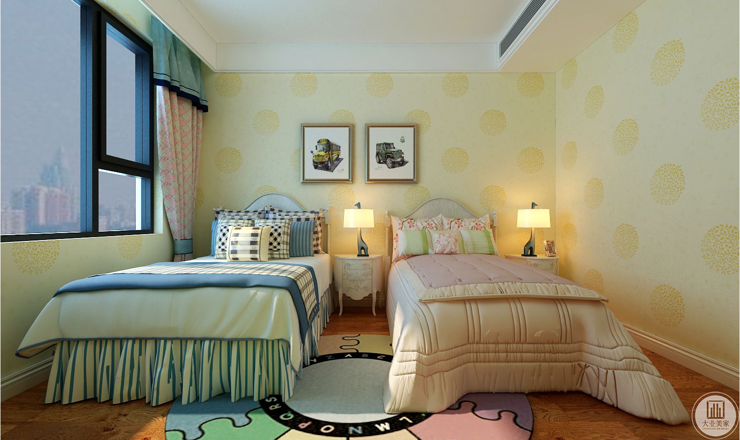 儿童卧室装修效果图：床头背景墙使用黄色壁纸，地面铺木地板，搭配可爱的圆形地毯。